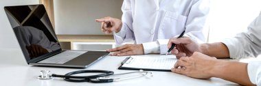 Profesör Doktor, bir şeyi tartışan ve tedavi yöntemleri öneren, rapor, ilaç ve sağlık hizmetleri konseptine ilişkin sonuçlar sunan bir hastaya danışmanlık yapıyor..