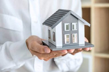 Emlak komisyoncusunun ev modelini onaylandıktan sonra müşteriye göndermesi, ev modeli ipotek kredisi teklifi ve ev sigortası.