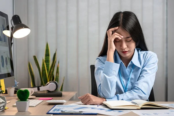 Retrato Una Joven Mujer Negocios Asiática Sintiéndose Estresada Cansada Del — Foto de Stock