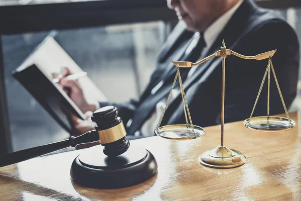 Manlig Advokat Eller Domare Som Arbetar Med Kontraktshandlingar Juristböcker Och — Stockfoto