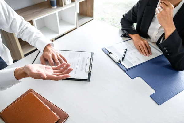 Der Manager Liest Einen Lebenslauf Während Eines Vorstellungsgesprächs Der Arbeitgeber — Stockfoto