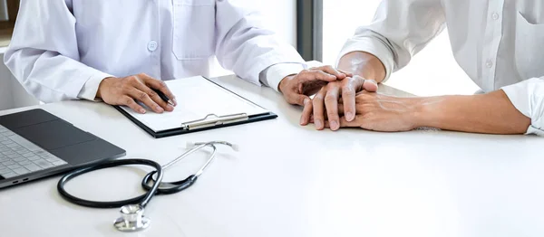 Wizerunek Lekarza Dotykającego Dłoni Pacjenta Dla Zachęty Empatii Szpitalu Doping — Zdjęcie stockowe