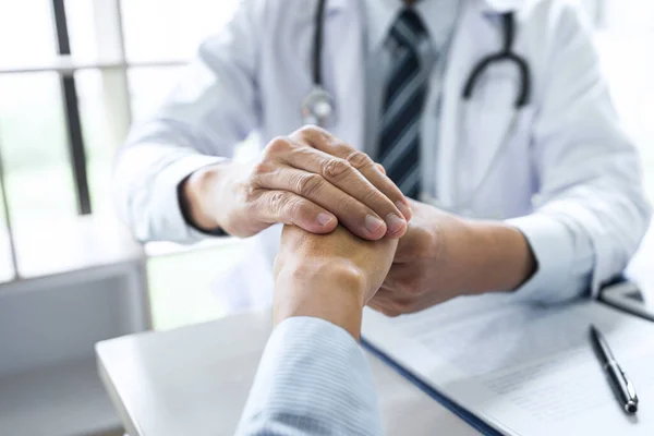 Arzt Berührt Patientenhand Für Ermutigung Und Empathie Krankenhaus Jubelt Und — Stockfoto