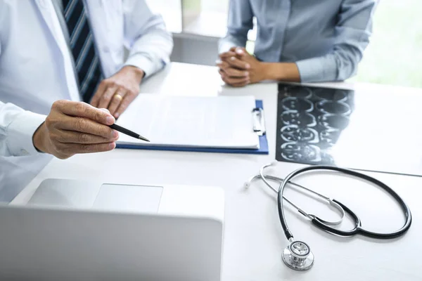 Professor Doctor Consulting Patient Discussing Something Recommend Treatment Methods Presenting — Stock Photo, Image