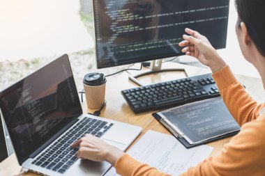 Bir yazılım geliştirme ofisinde çalışan, kod yazan ve veri kodu yazan, HTML, PHP ve javascript ile programlanan genç Profesyonel programcı.