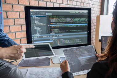 Şirket, kodlar ve yazma veri kodu, HTML, PHP ve javascript ile programlama geliştiren bir yazılım üzerinde çalışan ve işbirliği yapan iki profesyonel programcı.