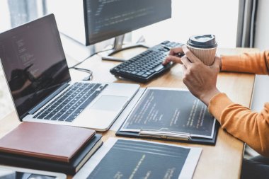 Bir yazılım geliştirme ofisinde çalışan, kod yazan ve veri kodu yazan, HTML, PHP ve javascript ile programlanan genç Profesyonel programcı.