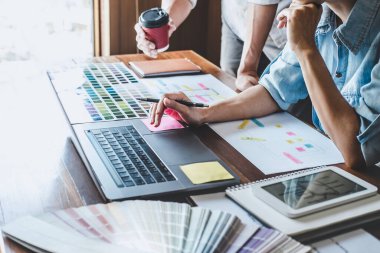 Creative Web / Grafik Tasarımcı Planlama Ekibi, cep telefonu uygulaması ve geliştirme şablonu düzeni için web sitesi uygulaması çizimi, prototip wirefram geliştirme süreci, Kullanıcı deneyimi kavramı.