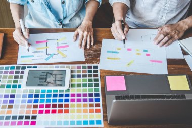 Creative Web / Grafik Tasarımcı Planlama Ekibi, cep telefonu uygulaması ve geliştirme şablonu düzeni için web sitesi uygulaması çizimi, prototip wirefram geliştirme süreci, Kullanıcı deneyimi kavramı.
