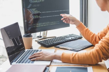 Bir yazılım geliştirme ofisinde çalışan, kod yazan ve veri kodu yazan, HTML, PHP ve javascript ile programlanan genç Profesyonel programcı.