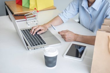 Kadın kredi kartı kayıt kodu ve ödemeleri çevrimiçi alışveriş ve müşteri hizmetleri ağ bağlantı pazarında kullanıyor, dizüstü bilgisayar, internet üzerinden alışveriş veya internet bankacılığı kavramını kullanıyor.