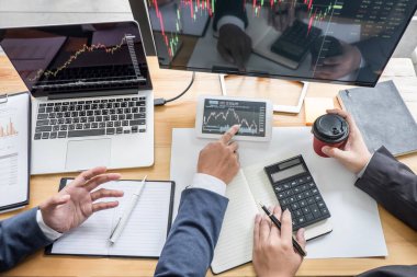 Borsa verileri, iş dünyası finans yatırımları ve teknoloji konseptiyle bilgisayar, planlama ve analiz ile çalışan iş ekibi yatırımları.