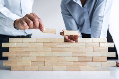 İş dünyasında plan ve strateji, İş Büyütme Riski Ahşap bloklar ile İş Büyüme Konsepti, insan eli yığılır ve ahşap bir blok istifleme.