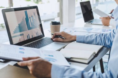 Profesyonel İş Takım Çalışmaları Konferansı projesi başarı, finansal istatistik büyümesi karı, Ortaklar her iki şirket için de belge veri grafiği ile şirket kurma projesi başlatan yatırımcılarla buluşması.