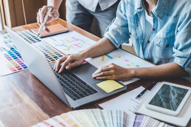 Creative Web / Grafik Tasarımcı Planlama Ekibi, cep telefonu uygulaması ve geliştirme şablonu düzeni için web sitesi uygulaması çizimi, prototip wirefram geliştirme süreci, Kullanıcı deneyimi kavramı.