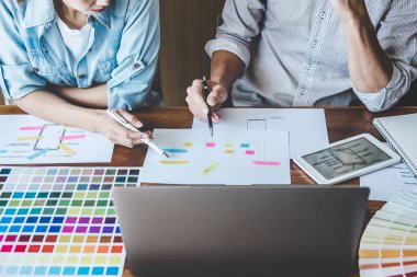 Creative Web / Grafik Tasarımcı Planlama Ekibi, cep telefonu uygulaması ve geliştirme şablonu düzeni için web sitesi uygulaması çizimi, prototip wirefram geliştirme süreci, Kullanıcı deneyimi kavramı.