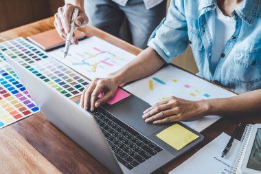 Creative Web / Grafik Tasarımcı Planlama Ekibi, cep telefonu uygulaması ve geliştirme şablonu düzeni için web sitesi uygulaması çizimi, prototip wirefram geliştirme süreci, Kullanıcı deneyimi kavramı.