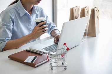 Kadın kredi kartı kayıt kodu ve ödemeleri çevrimiçi alışveriş ve müşteri hizmetleri ağ bağlantı pazarında kullanıyor, dizüstü bilgisayar, internet üzerinden alışveriş veya internet bankacılığı kavramını kullanıyor.