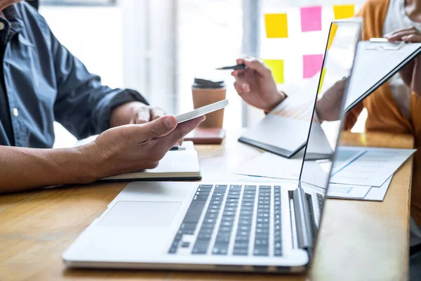 Colaboración Del Equipo Empresarial Discutiendo Trabajo Analizando Con Datos Financieros — Foto de Stock