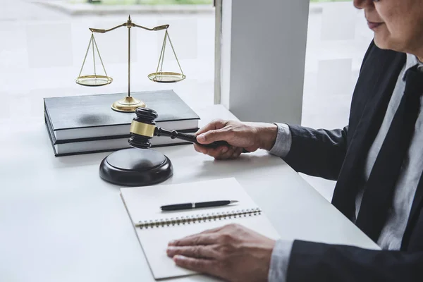 Rechter Hamerde Met Advocaten Raadsman Pak Advocaat Werkend Met Contractdocumenten — Stockfoto