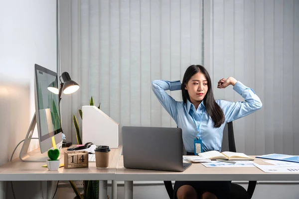 Joven Mujer Negocios Asiática Sentada Silla Estirándose Haciendo Ejercicio Para — Foto de Stock