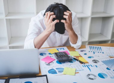 Sıkıntılı iş adamının resmi ve iş yerinde bilgisayar laptoplu grafik belgesi.