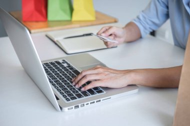 Kadın kredi kartı kayıt kodu ödemelerini çevrimiçi alışveriş ve müşteri hizmetleri ağ bağlantı pazarında kullanıyor, laptop, Internet Online alışveriş veya bankacılık kavramında teknoloji kullanıyor.