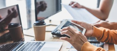 Kodlar yazma ve veri kodu teknolojisi yazma, programcı şirketteki masaüstü bilgisayarında geliştirilen bir yazılımda web sitesi projesinde işbirliği yapma, HTML, PHP ve javascript ile programlama.