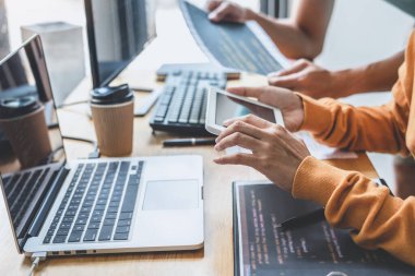 Şirket, kodlar ve yazma veri kodu, HTML, PHP ve javascript ile programlama geliştiren bir yazılım üzerinde çalışan ve işbirliği yapan iki profesyonel programcı.