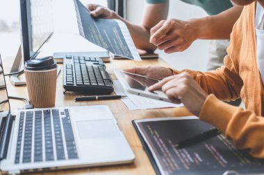 Yazılım geliştirme ofisinde çalışan, kod yazan ve veri kodu yazan programcılar, HTML, PHP ve javascript ile programlama.