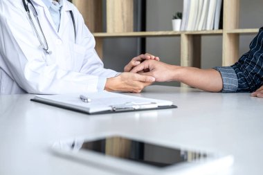 Hastanenin cesaretlendirilmesi ve empati kurulması, hastaya tezahürat ve destek olması, kötü haber, sağlık muayenesi, güven ve etik konularında doktor eli uzatma..