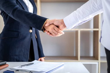 Yeni meslektaşları selamlamak, iş görüşmeleri sırasında el sıkışmak, iş görüşmesi, istihdam ve işe alım konsepti sonrasında kadın aday veya işverenle tokalaşmak.