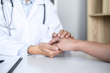 Hastanenin cesaretlendirilmesi ve empati kurulması, hastaya tezahürat ve destek olması, kötü haber, sağlık muayenesi, güven ve etik konularında doktor eli uzatma..