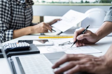 Mimari Mühendis Ekibi Toplantısı, Çizim ve Mimari Proje ve Mühendislik araçları için İşyeri, Teknik çizim yapısı ve inşaat üzerine çalışma alanı kavramı.