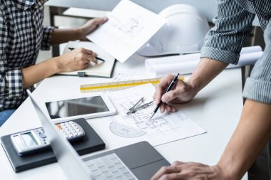 Modellik ve planlama alanında ortaklık ve mühendislik araçlarıyla çalışmak üzere proje için mühendis veya mimar toplantısının inşaat ve yapı konsepti, her iki şirket için de sözleşme.