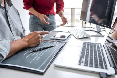 Yazılım geliştirme ofisinde çalışan, kod yazan ve veri kodu yazan programcılar, HTML, PHP ve javascript ile programlama.