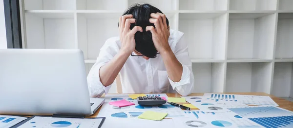 Bild Eines Frustrierten Gestressten Geschäftsmannes Und Graphikdokument Mit Computer Laptop — Stockfoto