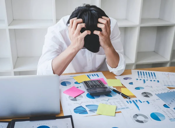 Obrázek Frustrovaného Stresovaného Podnikatele Grafický Dokument Notebookem Pracovišti — Stock fotografie