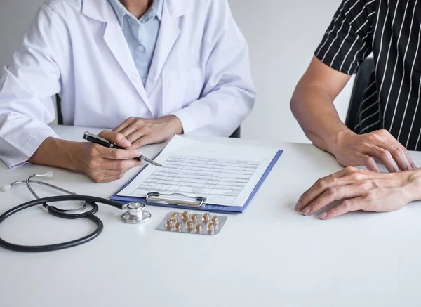 Läkare Konsultera Patienten Diskuterar Något Symptom Sjukdom Och Rekommenderar Behandlingsmetoder — Stockfoto