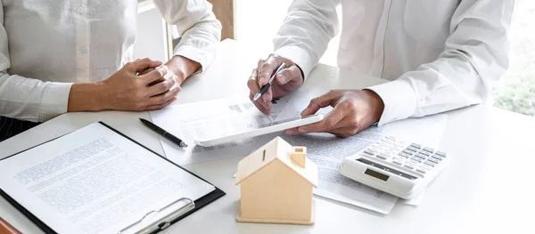 Real Estate Broker Agent Presenting Consult Customer Decision Making Sign — Stock Photo, Image