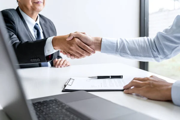 Saludo Los Nuevos Colegas Apretón Manos Durante Entrevista Trabajo Candidato — Foto de Stock