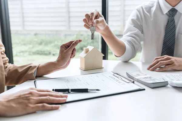 Fastighetsmäklare Som Ger Husnycklar Till Kunden Efter Att Tecknat Hyresavtal — Stockfoto