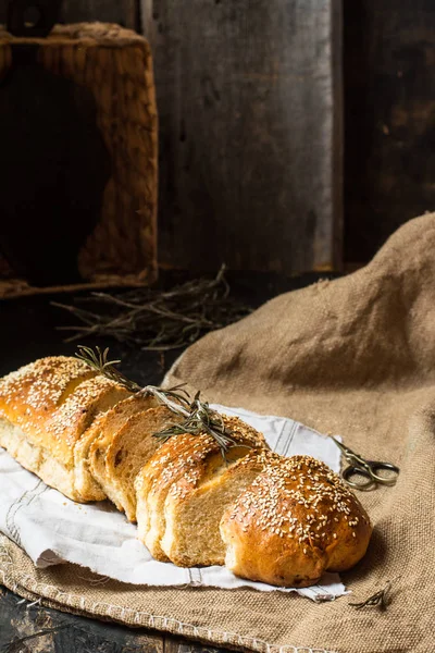 Freshly baked wheat bread on natural linen napkin and bag. Homemade bakery. Still life of bread. Slice of gold rustic crusty loave of bread. — Stock Photo, Image