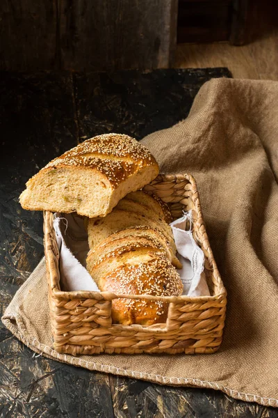 Freshly baked wheat bread on natural linen napkin and bag. Homemade bakery. Still life of bread. Slice of gold rustic crusty loave of bread. — Stock Photo, Image