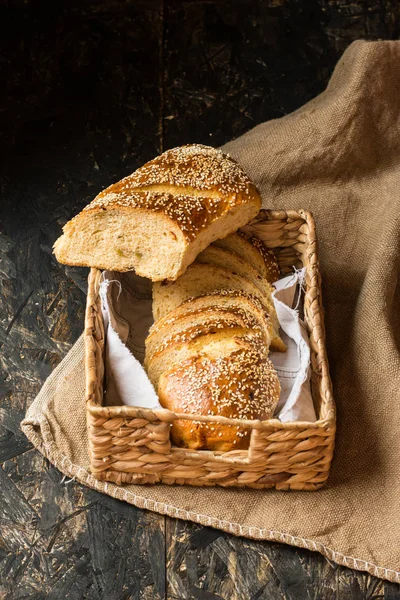 Freshly baked wheat bread on natural linen napkin and bag. Homemade bakery. Still life of bread. Slice of gold rustic crusty loave of bread. — Stock Photo, Image