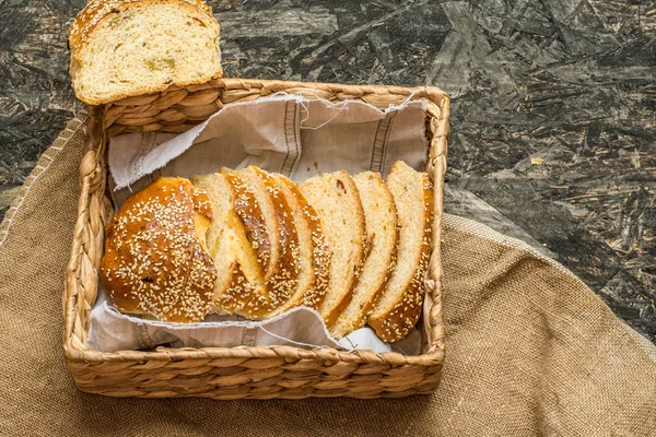 Freshly baked wheat bread on natural linen napkin and bag. Homemade bakery. Still life of bread. Slice of gold rustic crusty loave of bread. — Stock Photo, Image