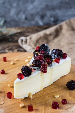 Fransızca brie, bal, reçel ve çam fıstığı ahşap peynir kurulu ile camambert peyniri. Çilek marmelat ve bal bal ayı ile hareket.