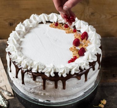 Victoria sandviç pasta, çilek, kızılcık ve masanın üzerine nane closeup ile dekore edilmiş. Üstten yatay görünüm