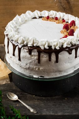 Victoria sandviç pasta, çilek, kızılcık ve masanın üzerine nane closeup ile dekore edilmiş. Üstten yatay görünüm