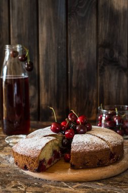 Viyana pie kiraz ile. Geleneksel kiraz turtası. Crostata witj çilek. Komposto meyve şişe. Tarihinde kirazlı turta ahşap masa ve ahşap masa üzerinde yalan toz şeker. Ev yapımı ekmek.